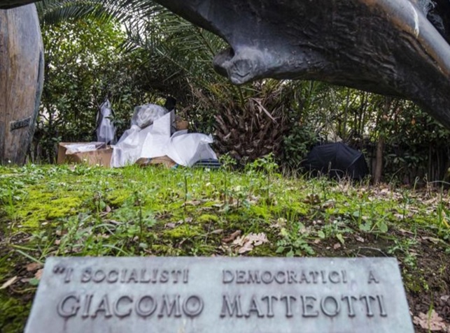 Anche il CORRIERE DELLA SERA denuncia il degrado e lo scempio del monumento romano a Matteotti